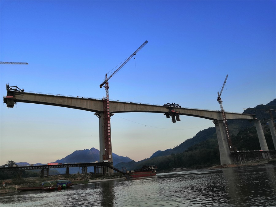 中老铁路班那汉湄公河特大桥中跨顺利合龙