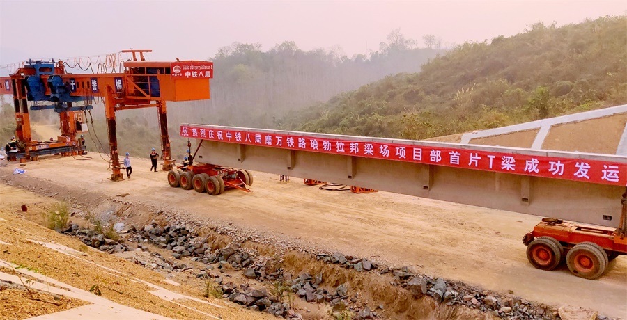 磨万铁路琅勃拉邦境内首座桥梁开始架设