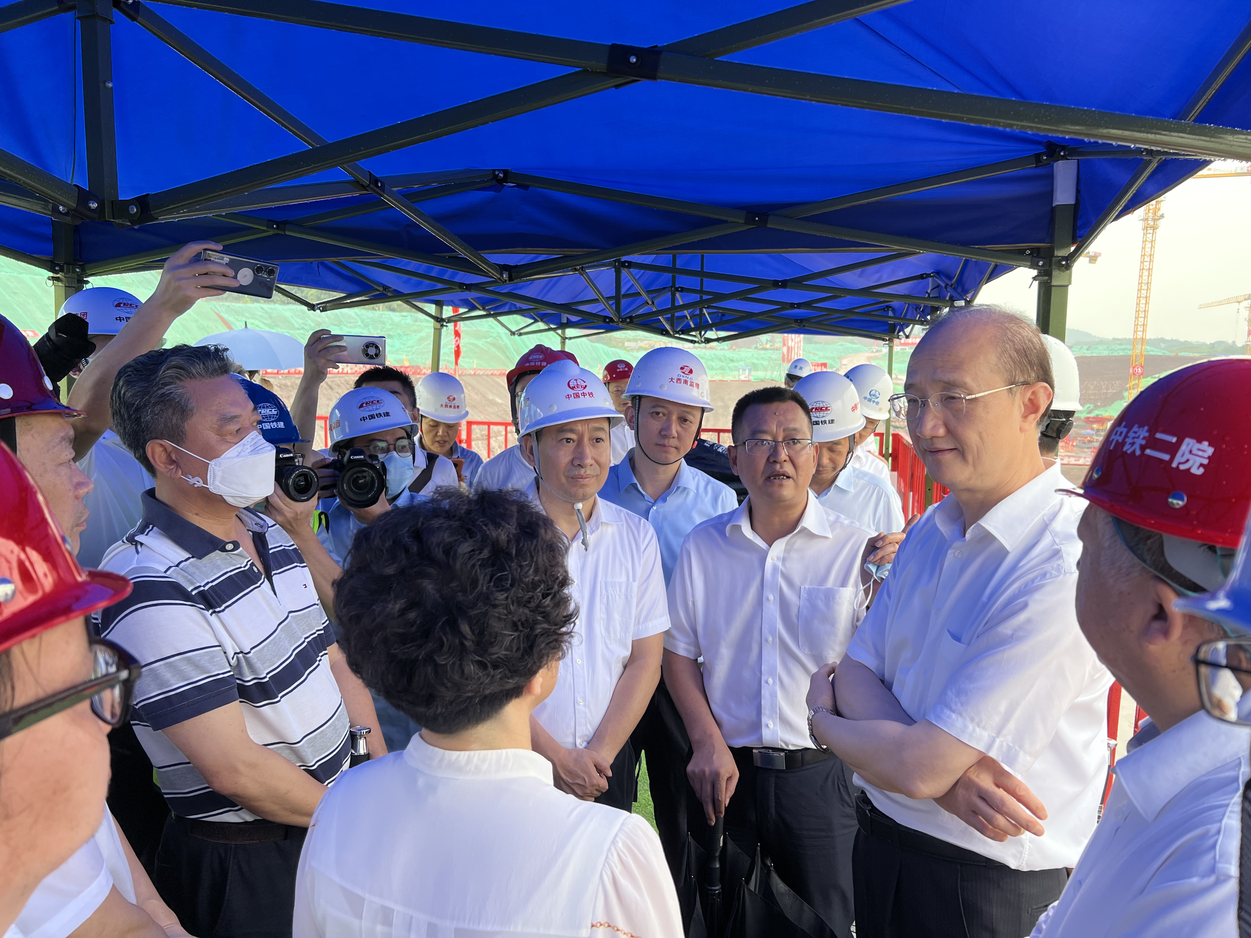 国铁集团总工程师郑健到重庆东站项目部检查指导