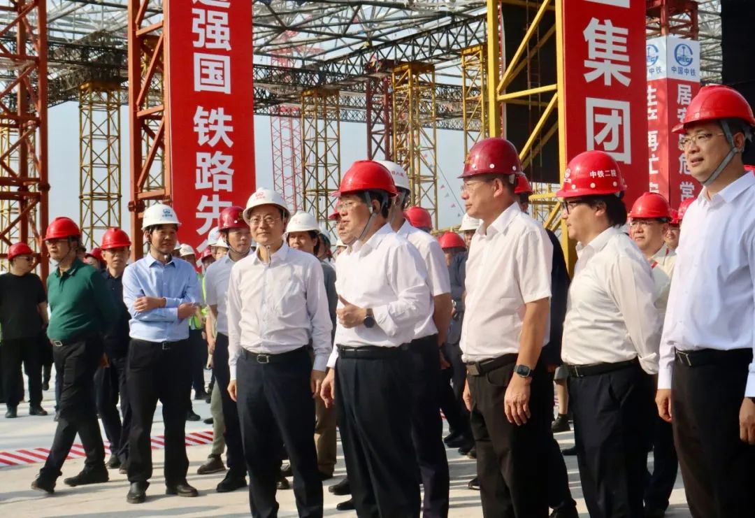 王同军率铁路建设系统高级管理人员培训班学员到重庆东站项目观摩指导
